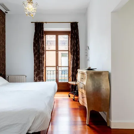 Cathedral Apartment, Upper Floor *