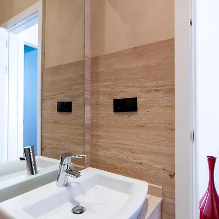 Cathedral Apartment, Upper Floor Apartment *