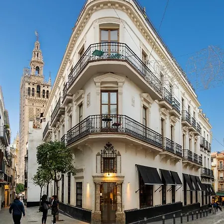 Cathedral Apartment, Upper Floor *